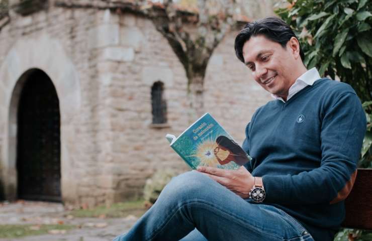 Mario Caicedo publica su primer libro. Corazón de Melocotón